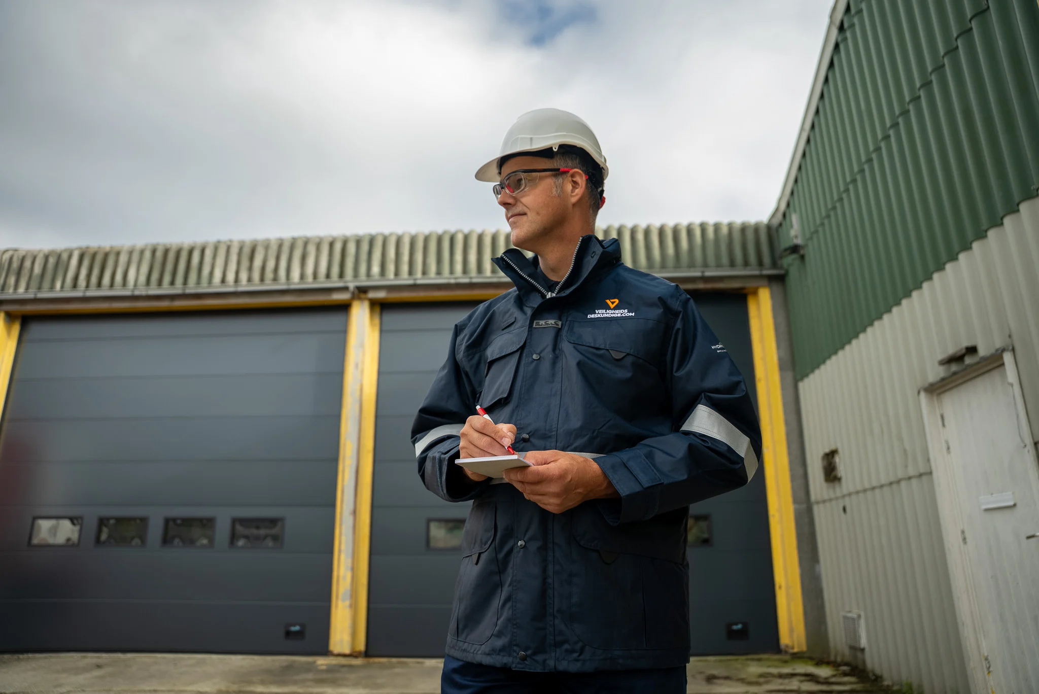 Veiligheidskundige met helm tijdens buiteninspectie